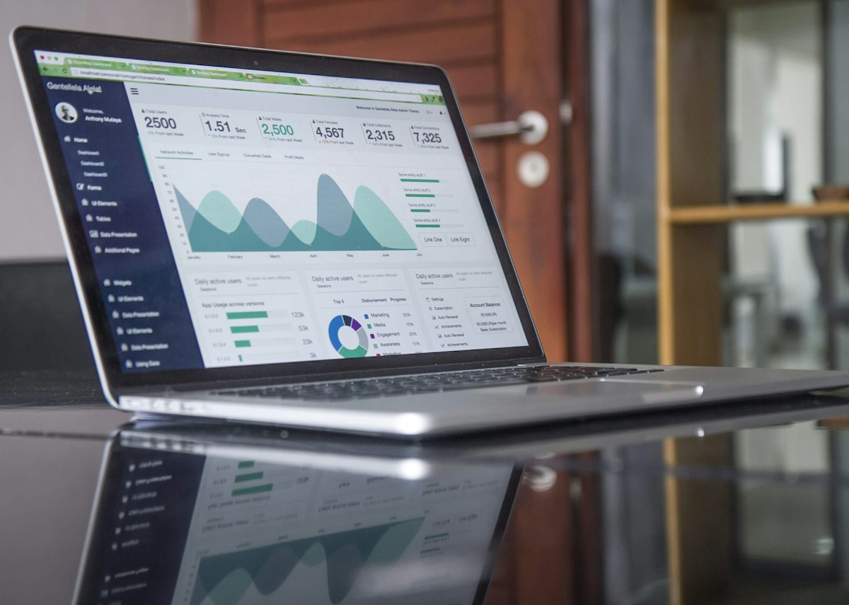 Digital analytics on a laptop supporting funnel analysis and conversion experiments